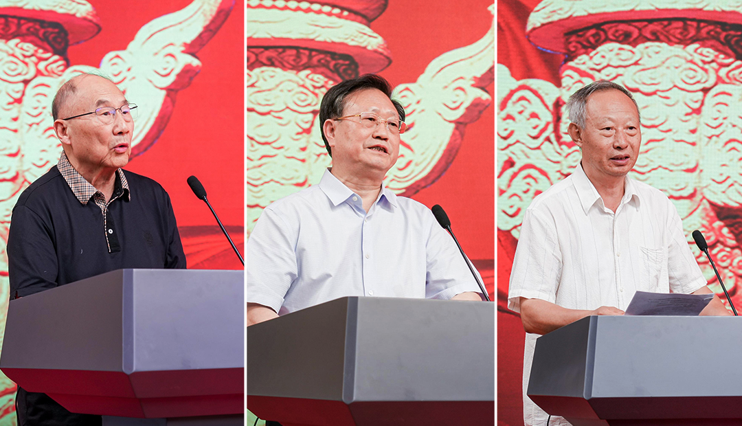 從左至右：國務院三峽工程建設委員會原副主任、重慶市人民政府原副市長甘宇平，湖北省人大常委會原黨組書記、常務副主任李春明，原國務院三峽辦常務副主任高金榜