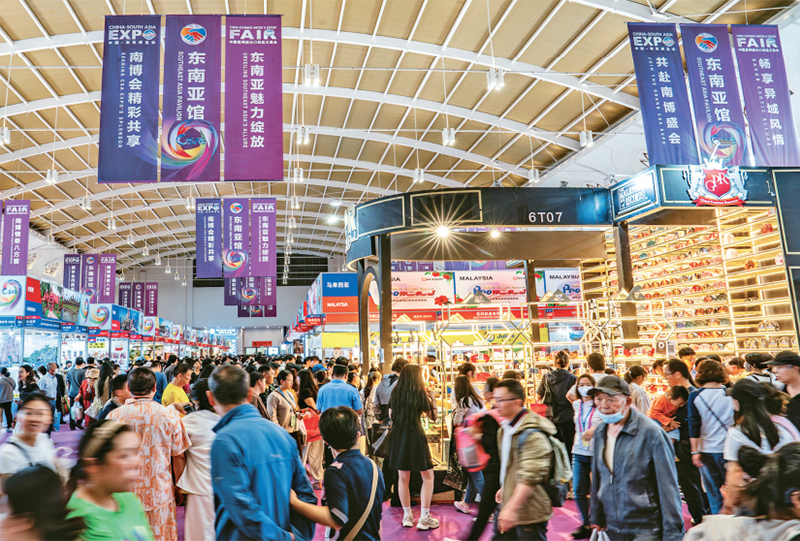 　　構(gòu)建新發(fā)展格局，要實(shí)施更大范圍、更寬領(lǐng)域、更深層次的對(duì)外開(kāi)放。2025年6月19日至24日，第9屆中國(guó)—南亞博覽會(huì)在云南昆明舉行。截至6月24日12時(shí)，博覽會(huì)實(shí)際簽約商貿(mào)合同項(xiàng)目153個(gè)，外貿(mào)合同金額達(dá)84.79億元，入館突破50萬(wàn)人次。圖為閉幕當(dāng)日拍攝的博覽會(huì)東南亞館。　