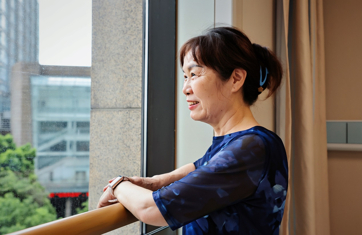 術后,王女士望向窗外(圖片經患者授權發布)