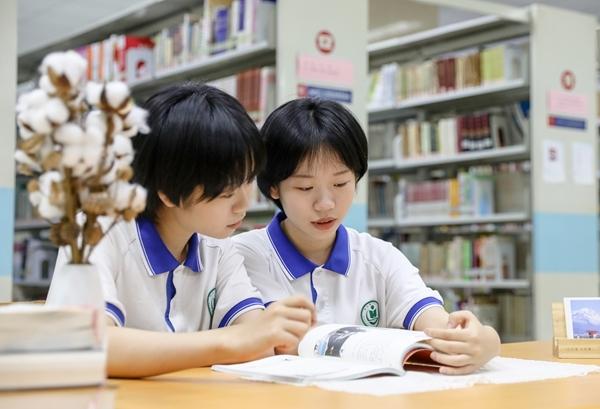 姐妹倆在圖書館。張凱/攝