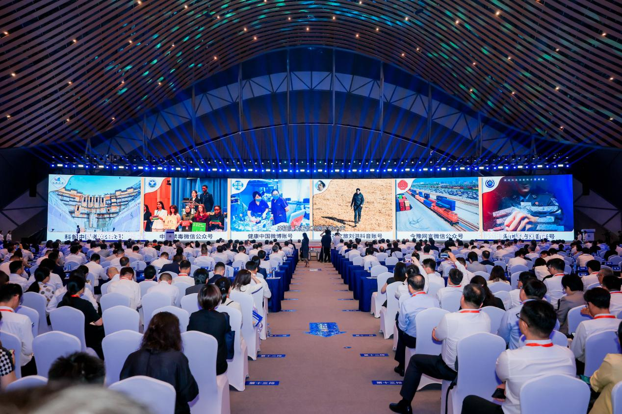 2025年中國網(wǎng)絡(luò)文明大會《走好網(wǎng)上群眾路線百個成績突出賬號推選活動成果》發(fā)布現(xiàn)場。