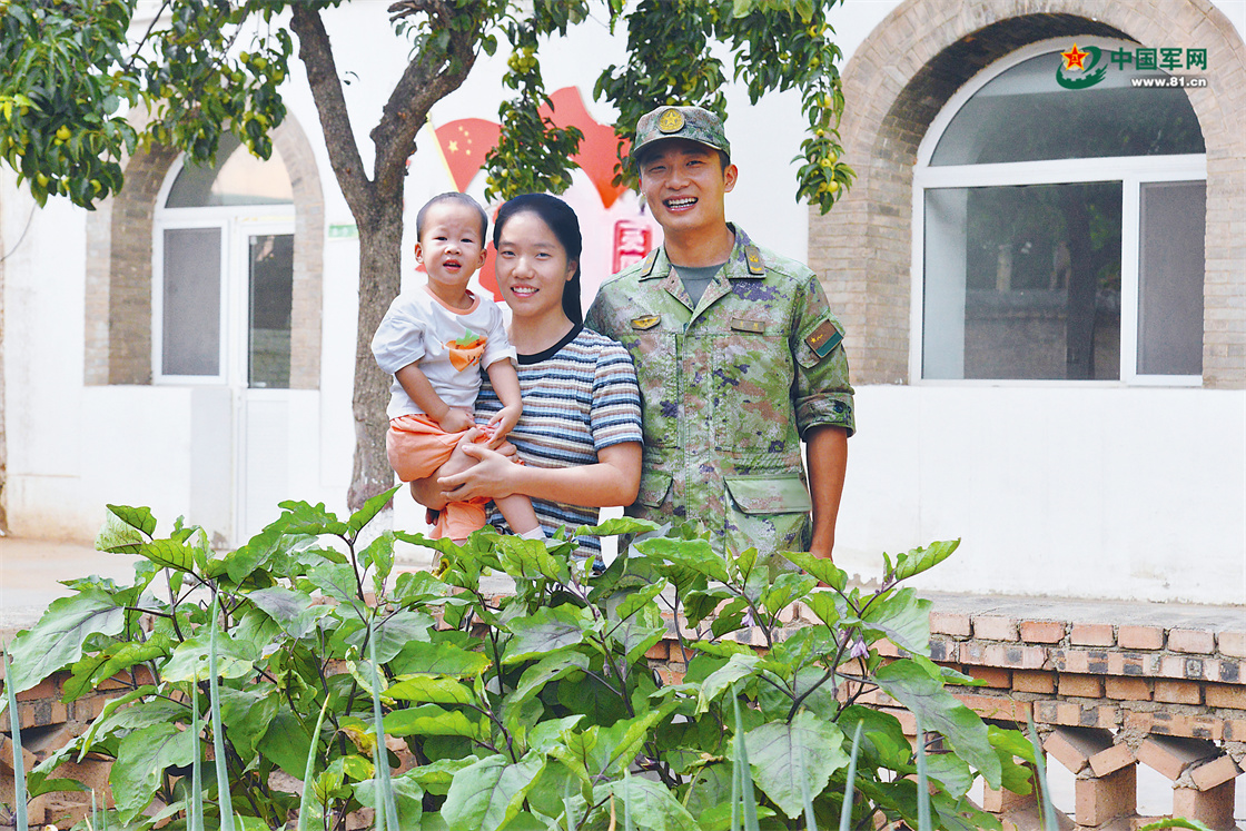 两间窑洞成了仓库官兵温馨的港湾，见证军人家庭的团圆_军事频道_央视网(cctv.com)
