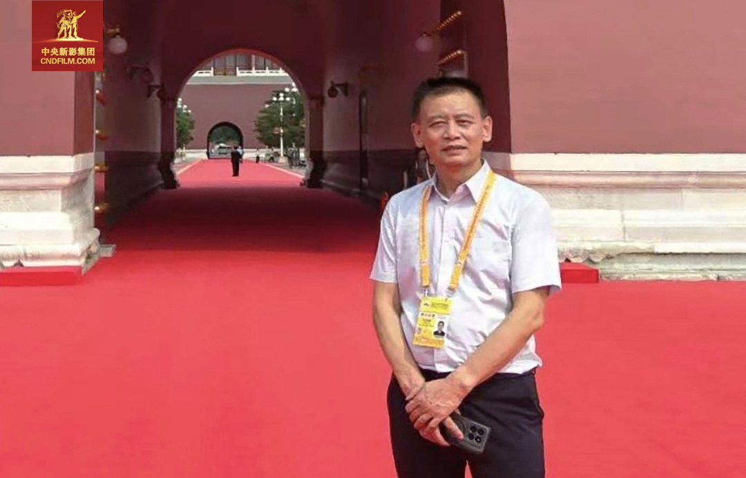 攝影師何雄鷹曾參與過國慶35周年、50周年、60周年、70周年和2015年九三勝利日大閱兵拍攝工作