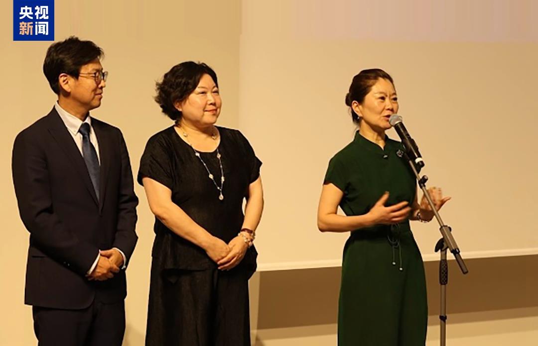 紀錄片《鄔達克》總導演陳慶（右一）介紹該片創作曆程