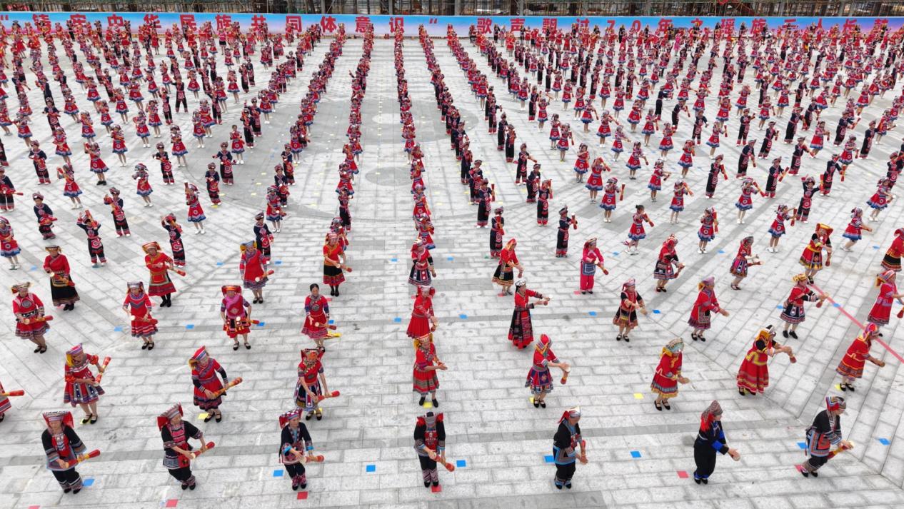 瑶族群众欢快跳长鼓舞(黄春华/摄)