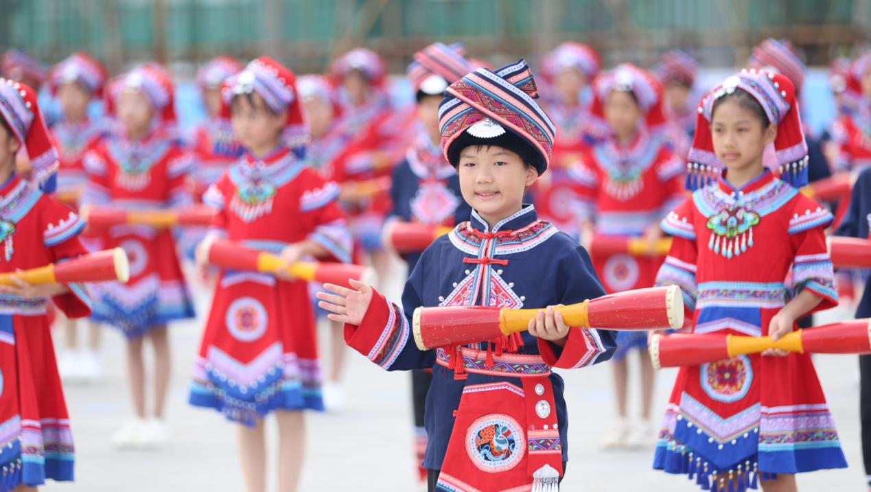 瑶族群众欢快跳长鼓舞(蓝玉春/摄)