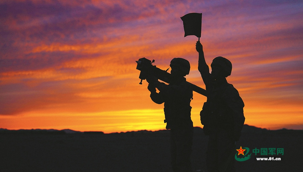 夜幕降临,官兵投入新的战斗。