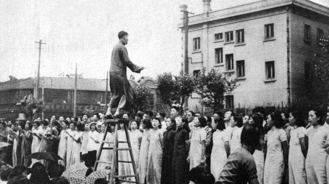 劉良模指揮唱《義勇軍進行曲》