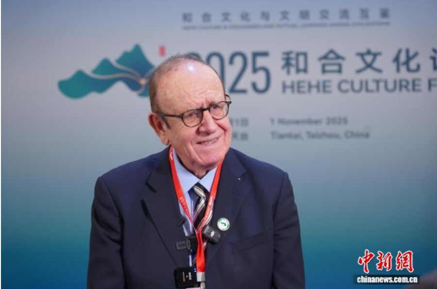 “2025和合文化论坛”期间,皮诺·阿拉基接受采访。林慧 摄