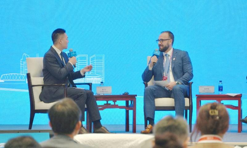 欧加隆中国总裁吴泽发(右一)在“企业看开放”圆桌交流环节发言