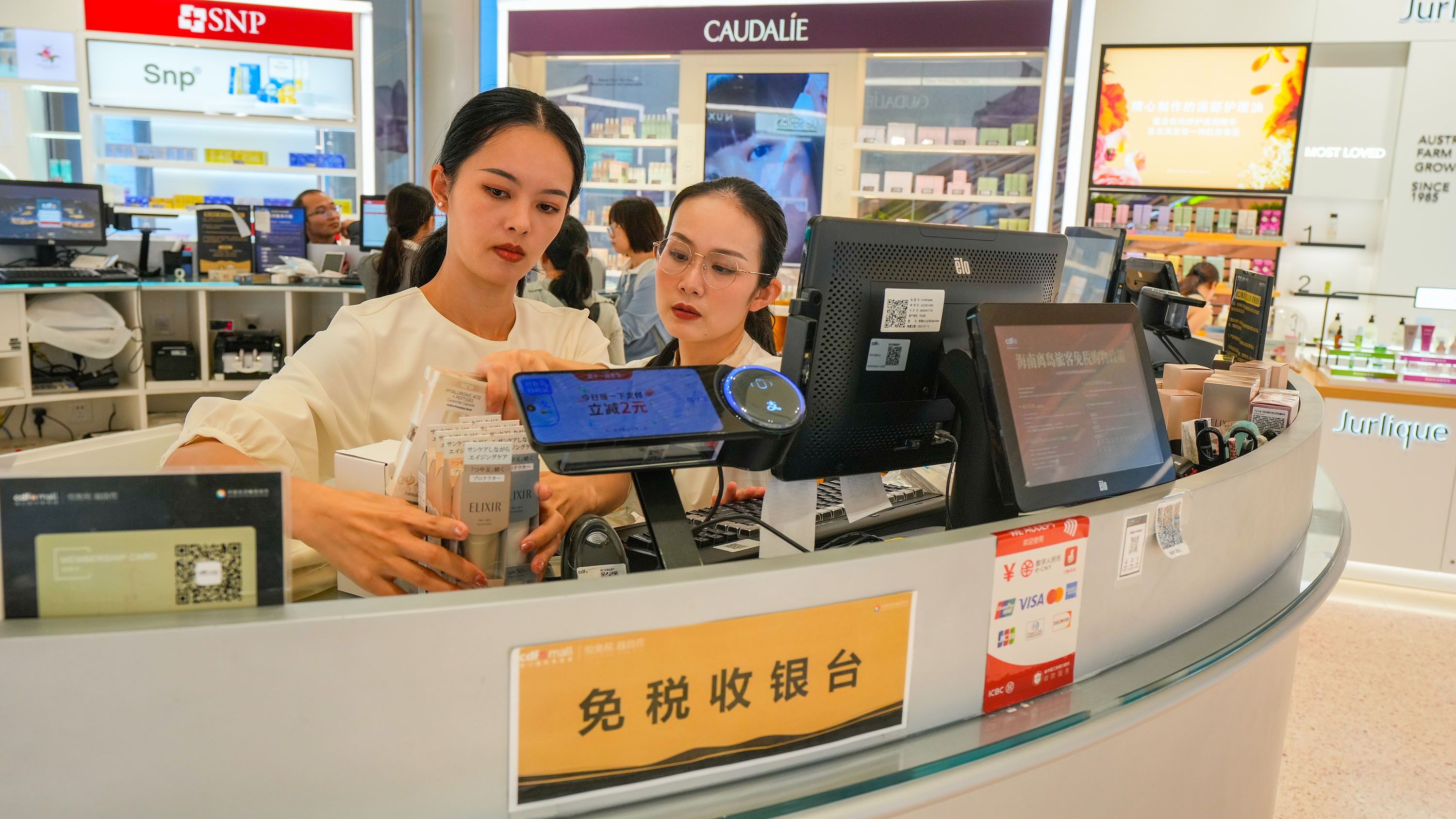2025年11月1日，海口，cdf?？趪H免稅城內(nèi)人頭攢動，眾多旅客在選購免稅商品。