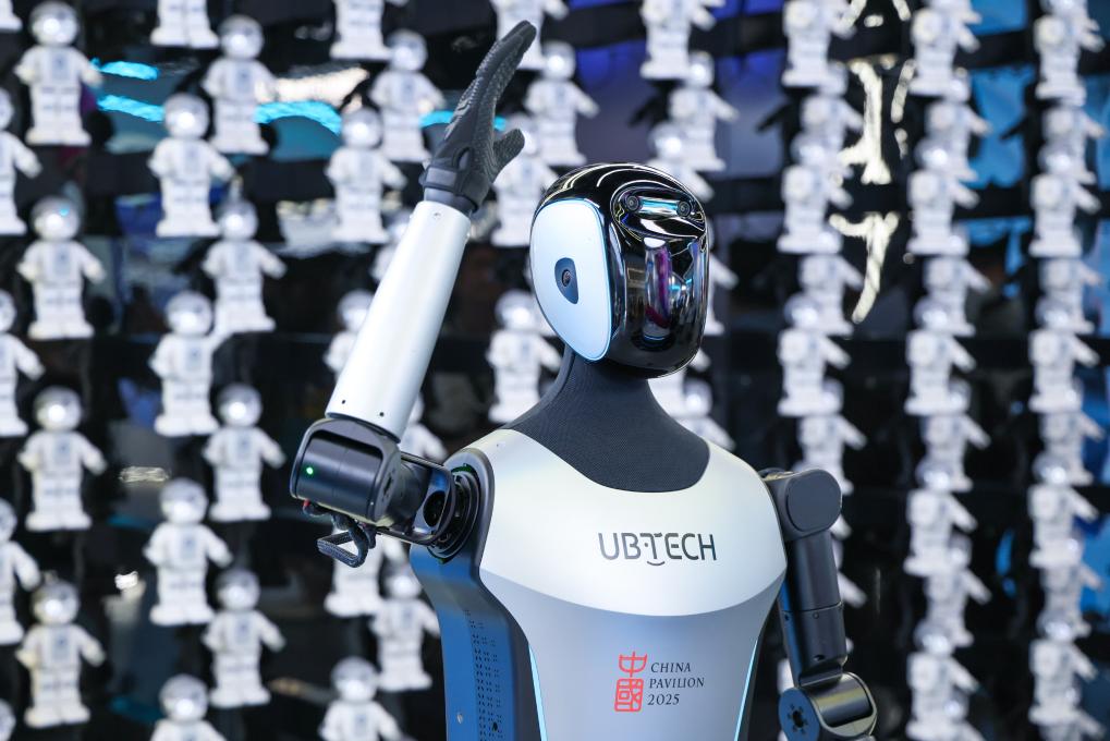 △ 2025年4月23日，在深圳優(yōu)必選科技展廳內(nèi)，商用版人形機(jī)器人Walker C向觀眾揮手致意。