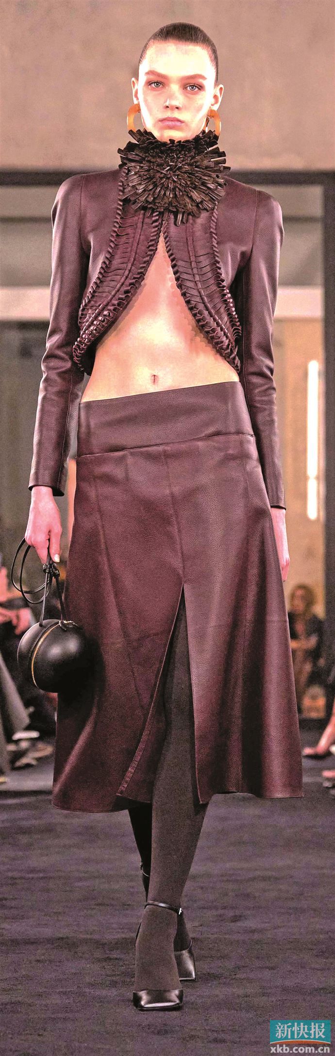 相对浅棕色的复古气息,深棕色优雅之余还藏着沉稳高级感。