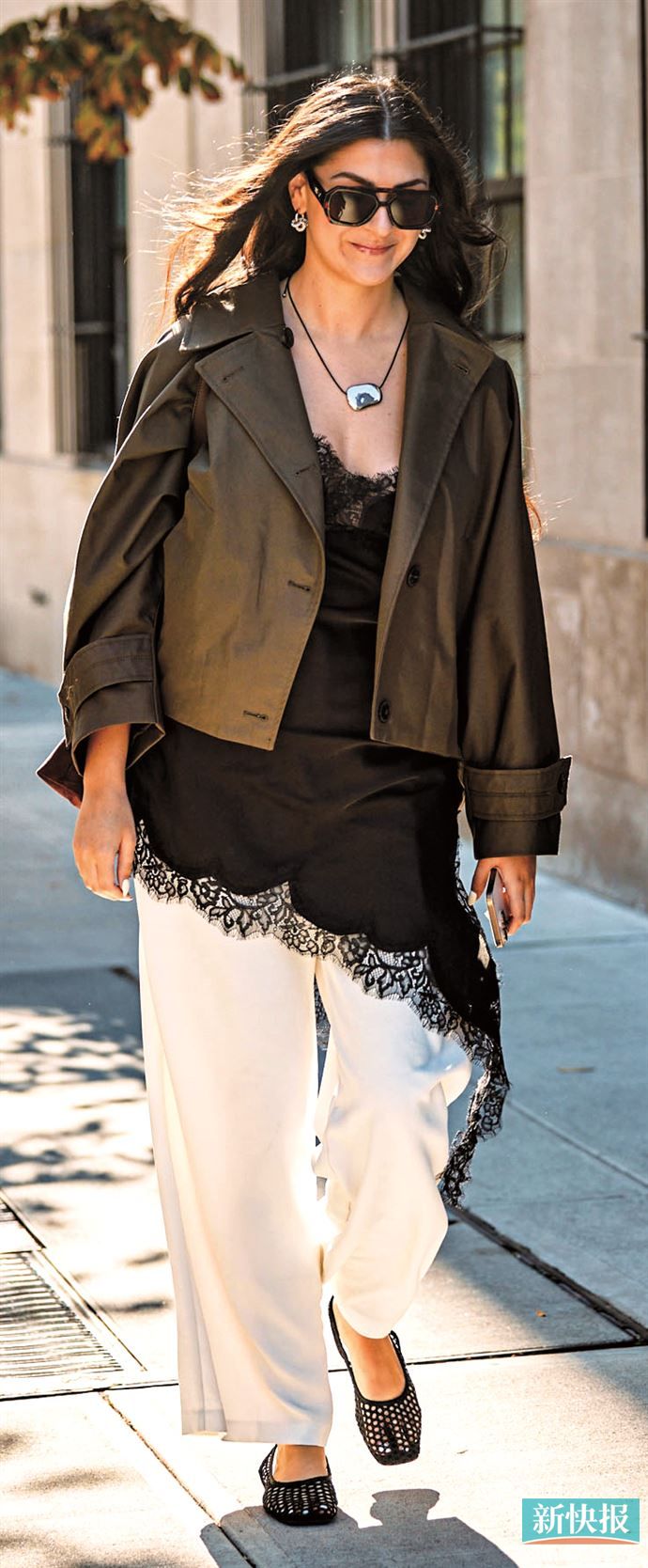 短一截外套内搭长一截内搭,尤其是不对称设计内搭,流畅延伸线条感。