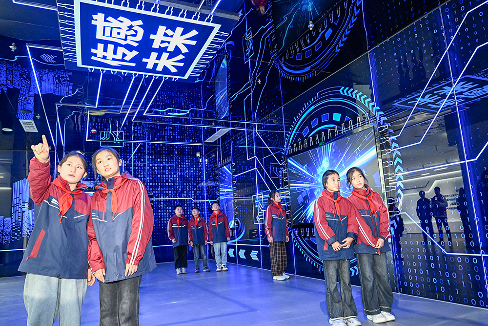 2025年10月27日,安徽合肥,小学生在合肥国际传感智造港参观体验传感器科学技术。