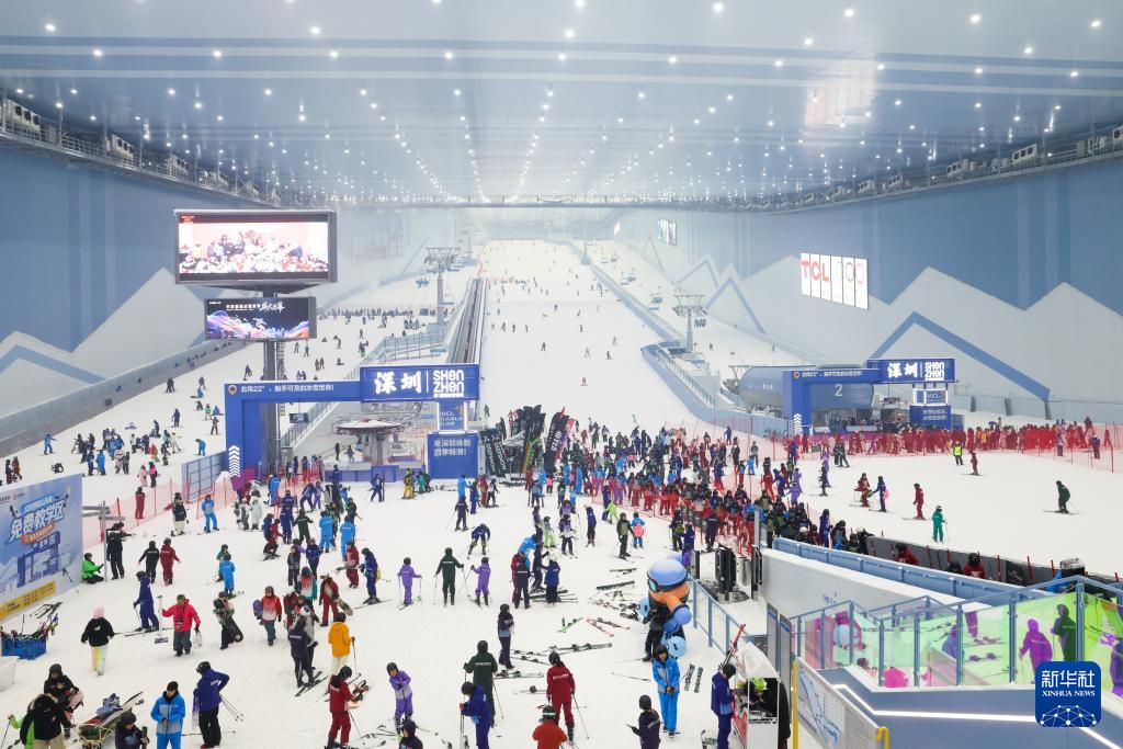10月7日,滑雪愛好者在深圳·前海冰雪世界內滑雪。新華社記者 梁旭 攝