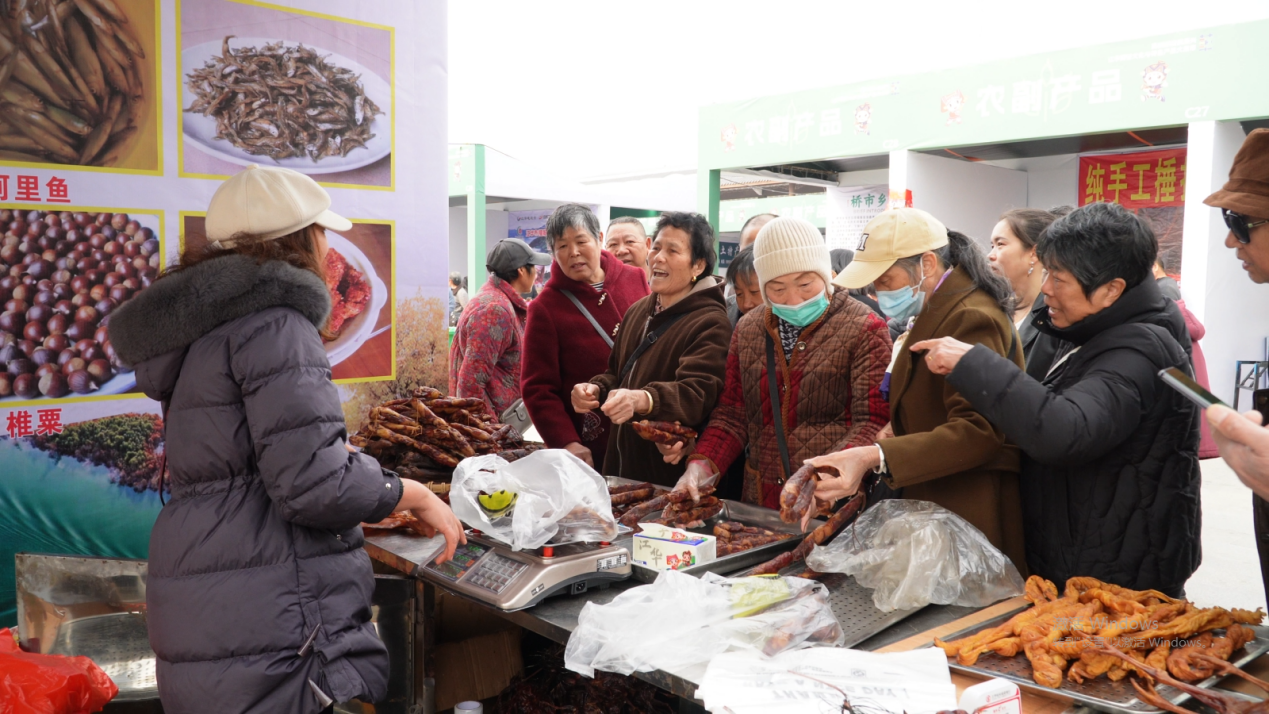 市民品尝、采购腊肉(朱婷/摄)