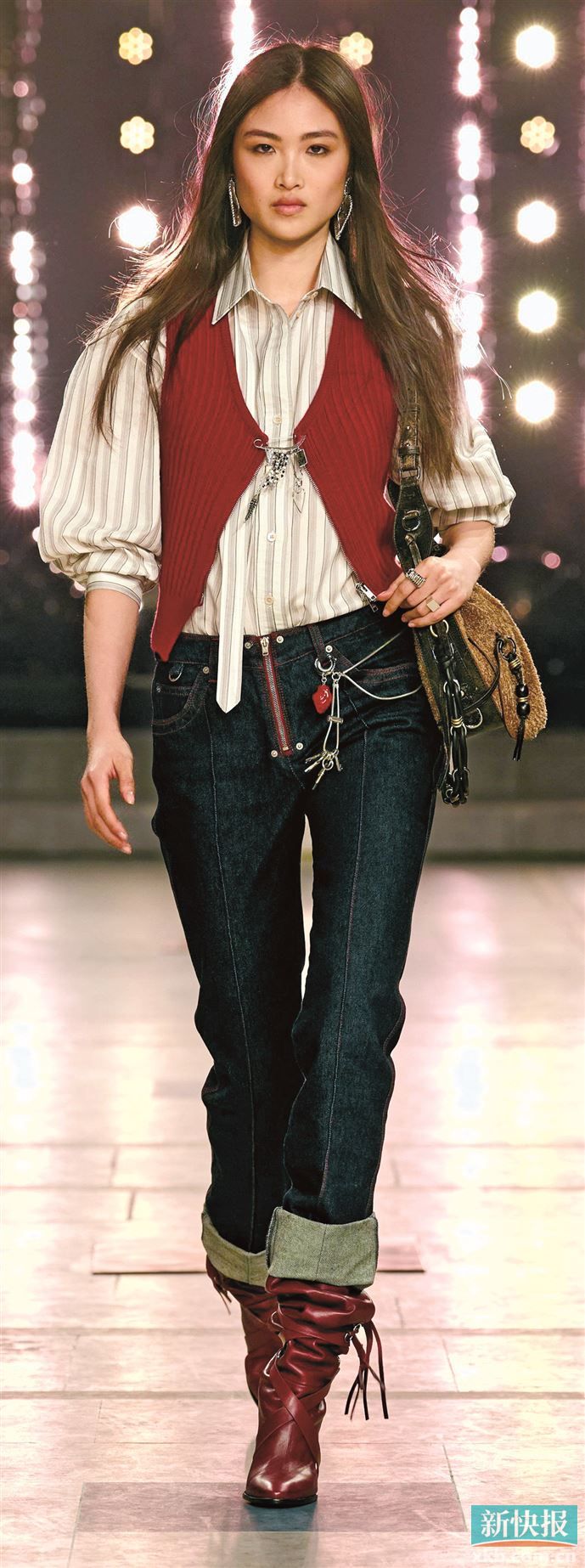 都市女性的柔美在刚柔碰撞间立现