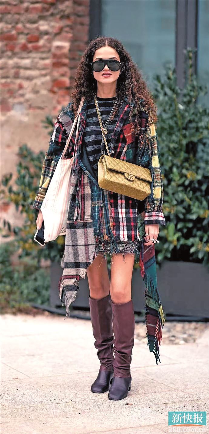 尝试“格纹+格纹”的进阶穿搭,需遵循大小格纹区分、色彩同系两个原则