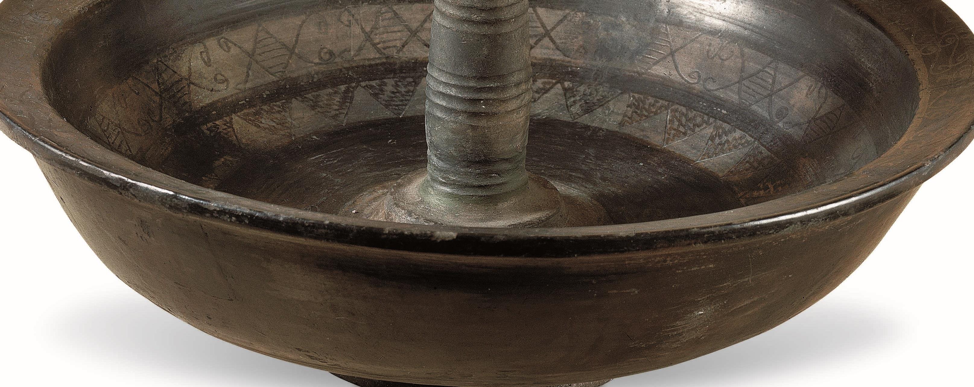 战国 磨光压划纹黑陶鸟柱盘 河北博物院展出 河北省文物考古研究院藏