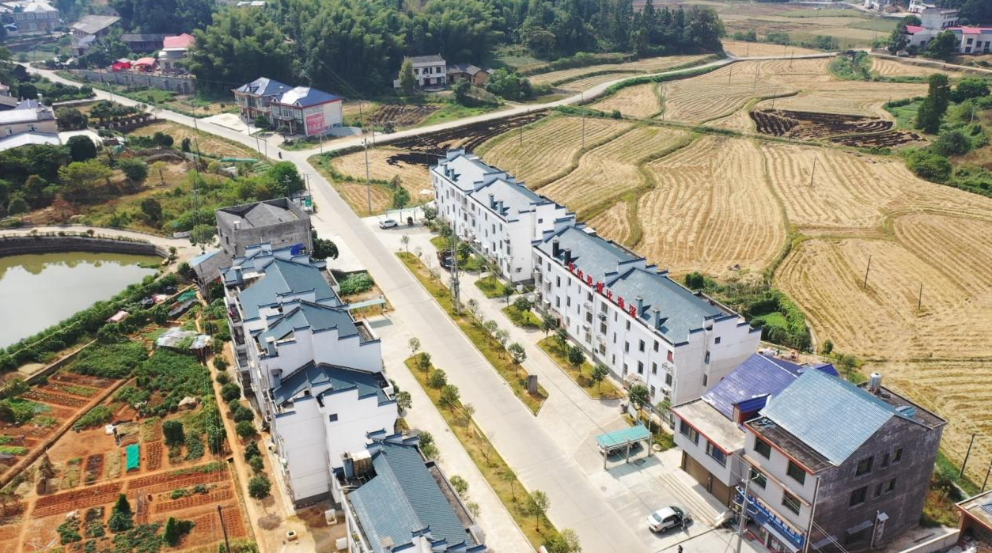 湘乡市梅桥镇酒铺村易地扶贫搬迁安置点紧邻马路(谭卫国/摄)