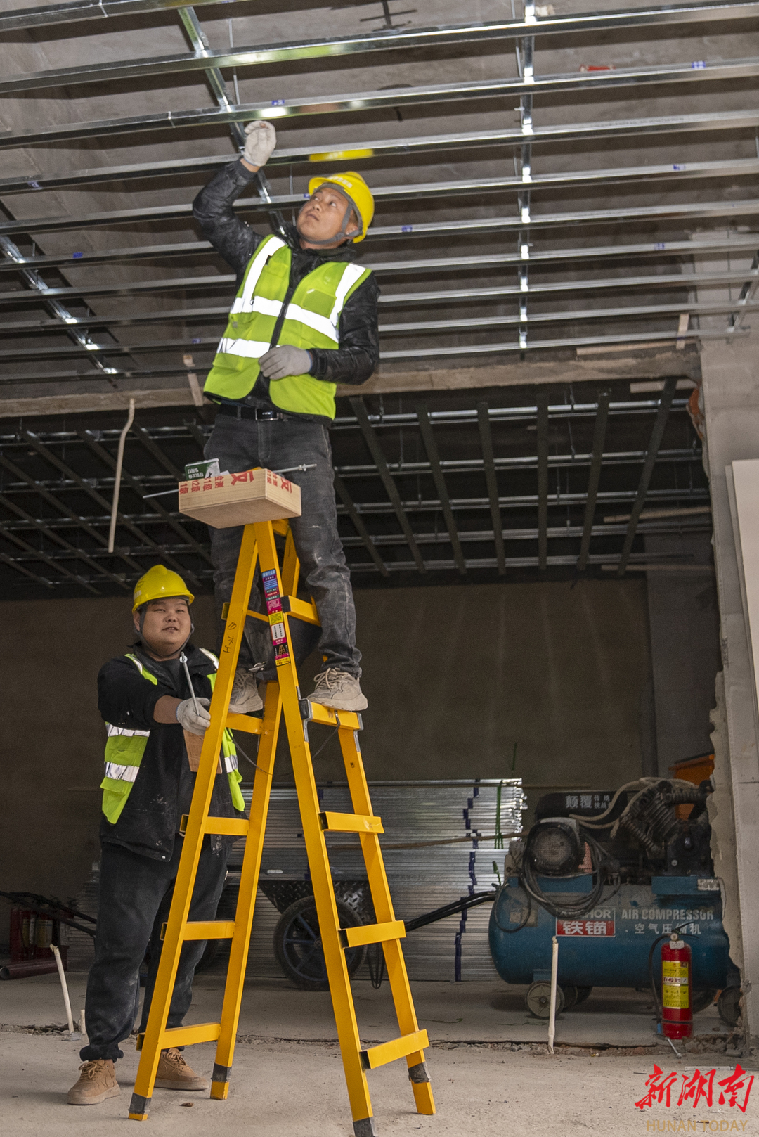 (12月4日,湖南省殘疾人托養服務中心重度殘疾人托養綜合樓精裝修工程施工現場。)