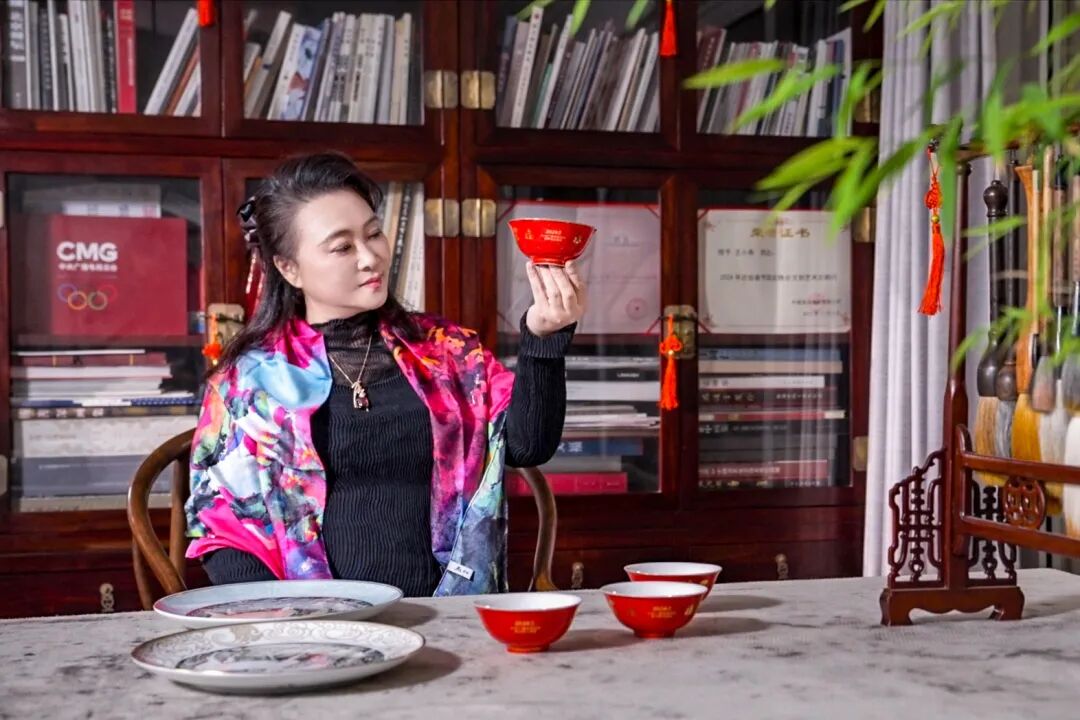 春碗春盘绘团圆总台马年春晚“宝骏迎福-大师系列”总设计师王小燕倾情奉献