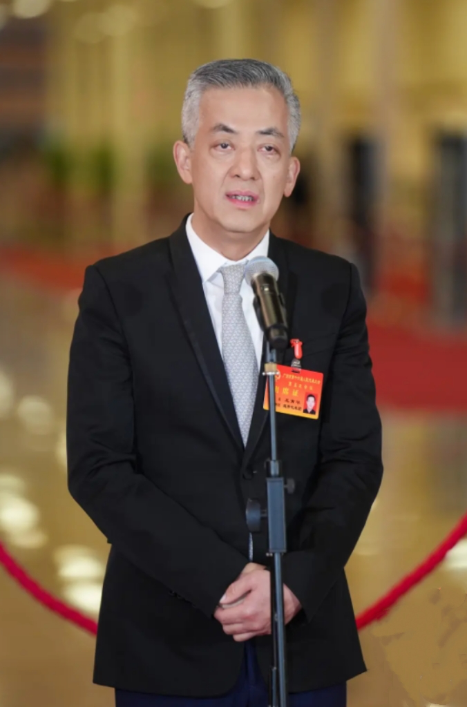 广州市人大代表、广州市华安达实业有限公司董事长丘育华。