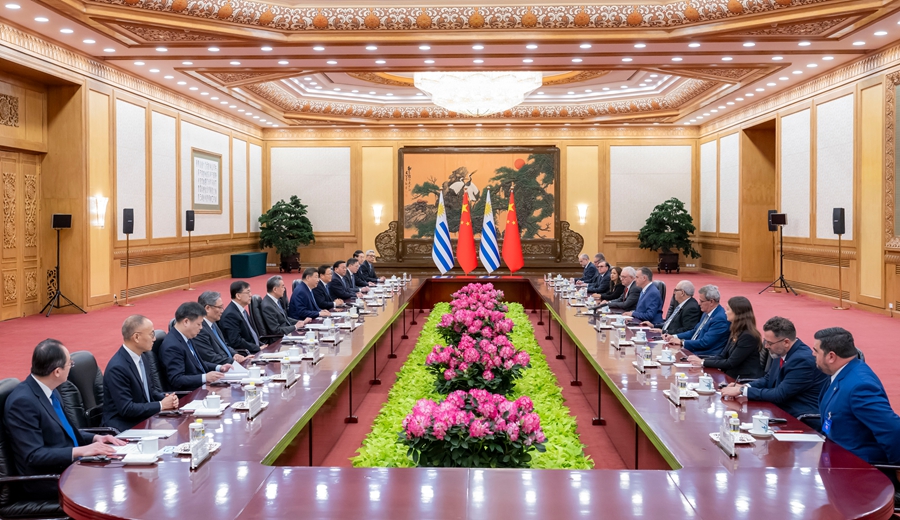 2月3日上午，國家主席習近平在北京人民大會堂同來華進行國事訪問的烏拉圭總統(tǒng)奧爾西舉行會談。