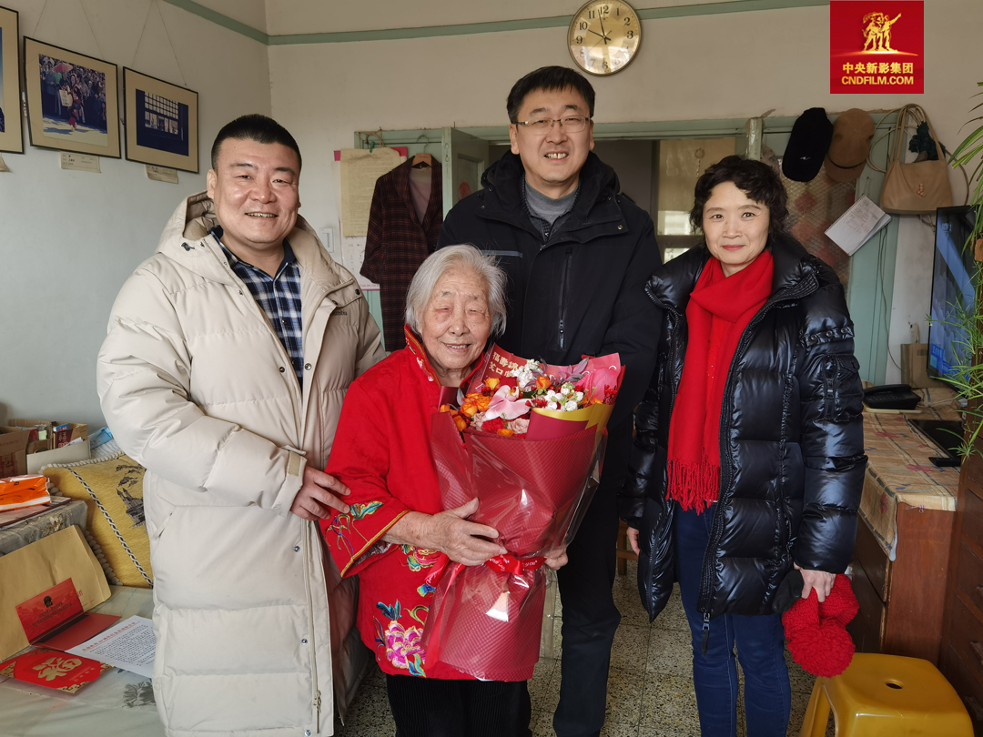 池建新看望苗淑雲同誌（94歲）