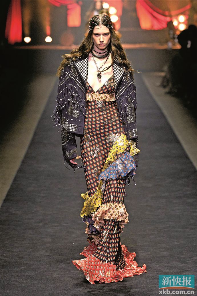 以皮革与铆钉的硬核平衡印花柔美,打造外刚内柔的层次