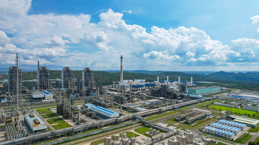 這是2025年7月23日在山西省長治市拍攝的潞安化工集團煤基清潔能源公司廠區(qū)全景（無人機照片）。