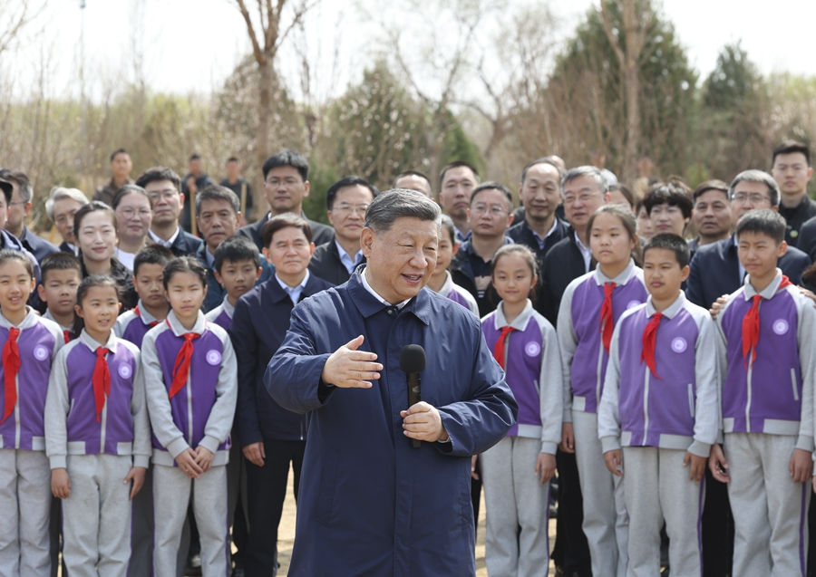 3月30日,党和国家领导人习近平、李强、赵乐际、王沪宁、蔡奇、丁薛祥、李希等来到北京市昌平区百善镇参加首都义务植树活动。这是习近平同在场的干部群众、少先队员亲切交谈。