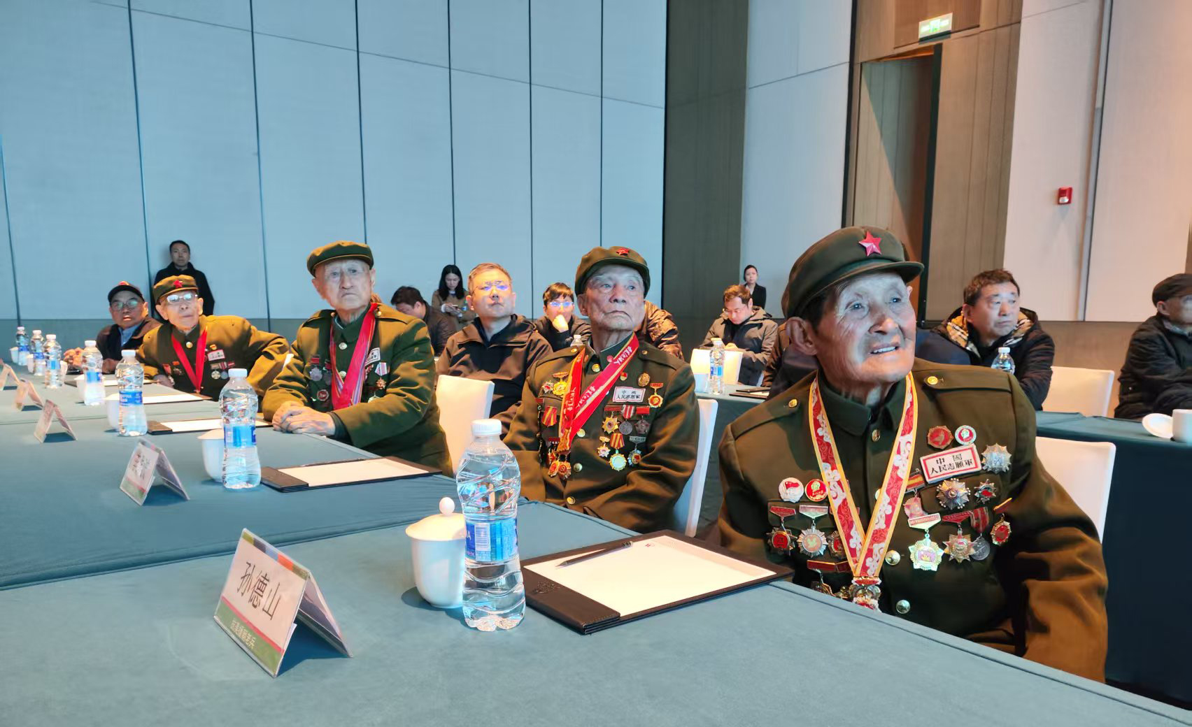 誌願軍老戰士代表孫德山(右一)