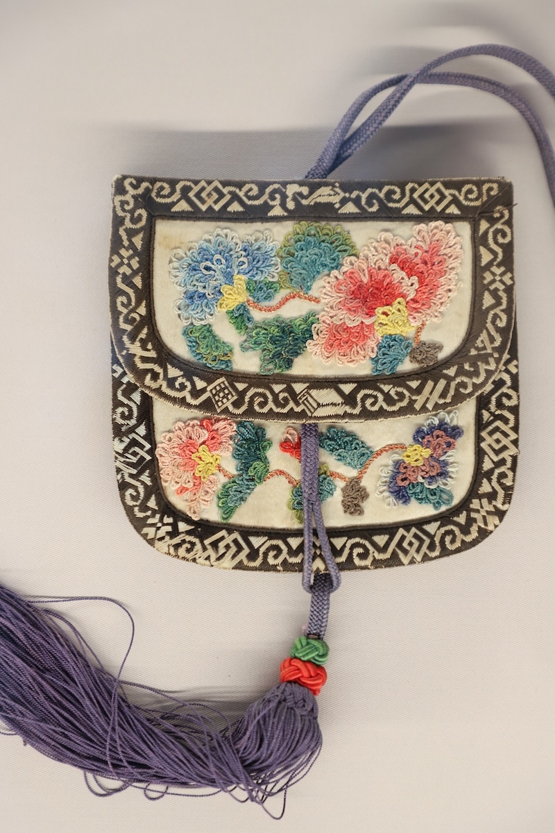 白缎地捻线盘曲堆钉“富贵双全”花卉纹双面荷包,时代:清晚期至民国,地域、流派:山西