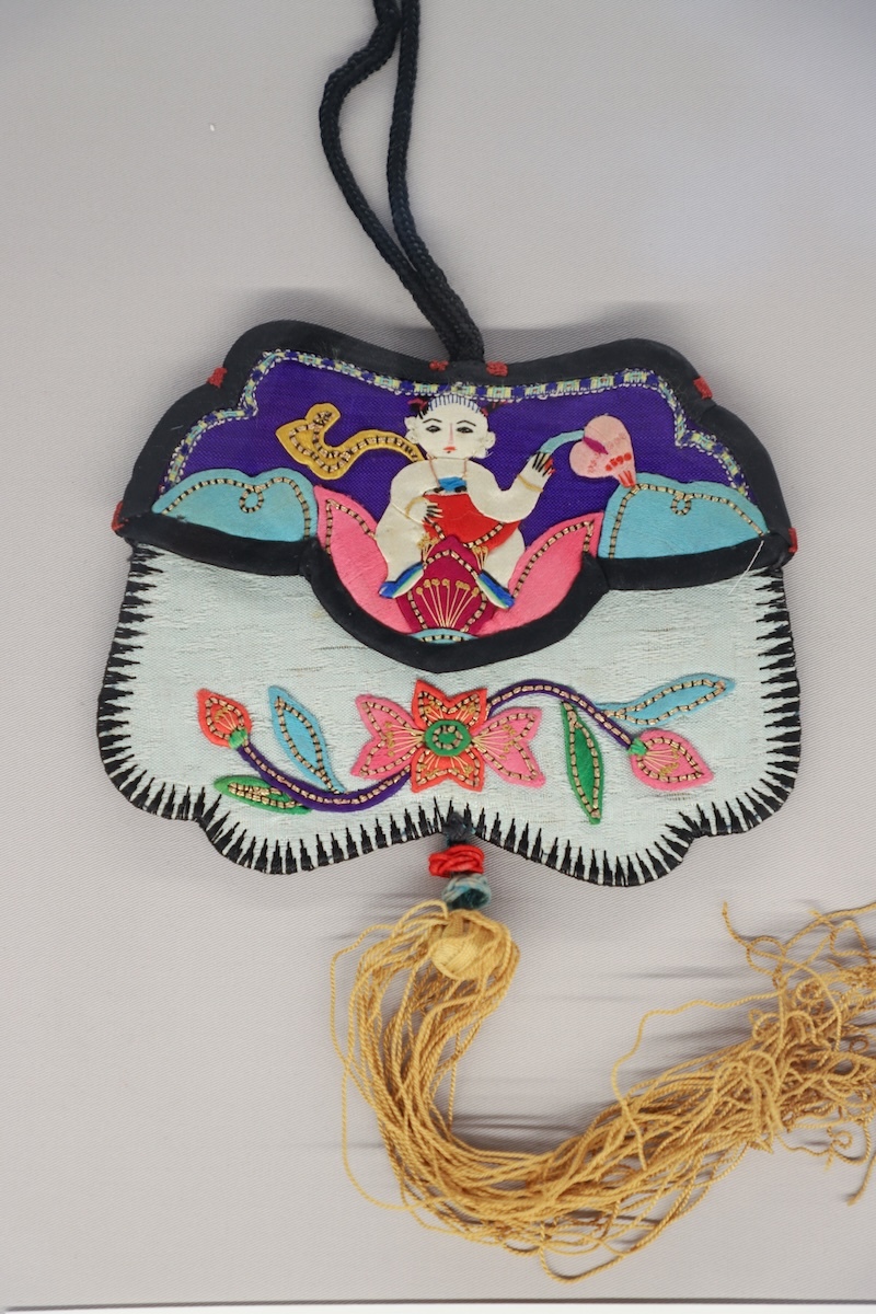 贴布绣“莲里坐娃、莲生贵子”变形蝶形双面荷包,时代:清晚期至民国,地域、流派:山、陕地区