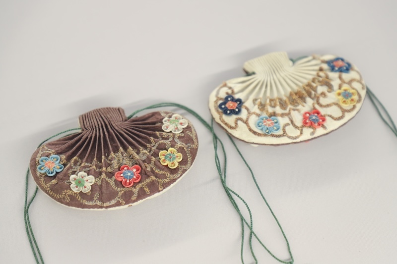 异色缎地补花盘银“五福临门”梅花纹腰圆形双面钱荷包,时代:清晚期,地域、流派:山西