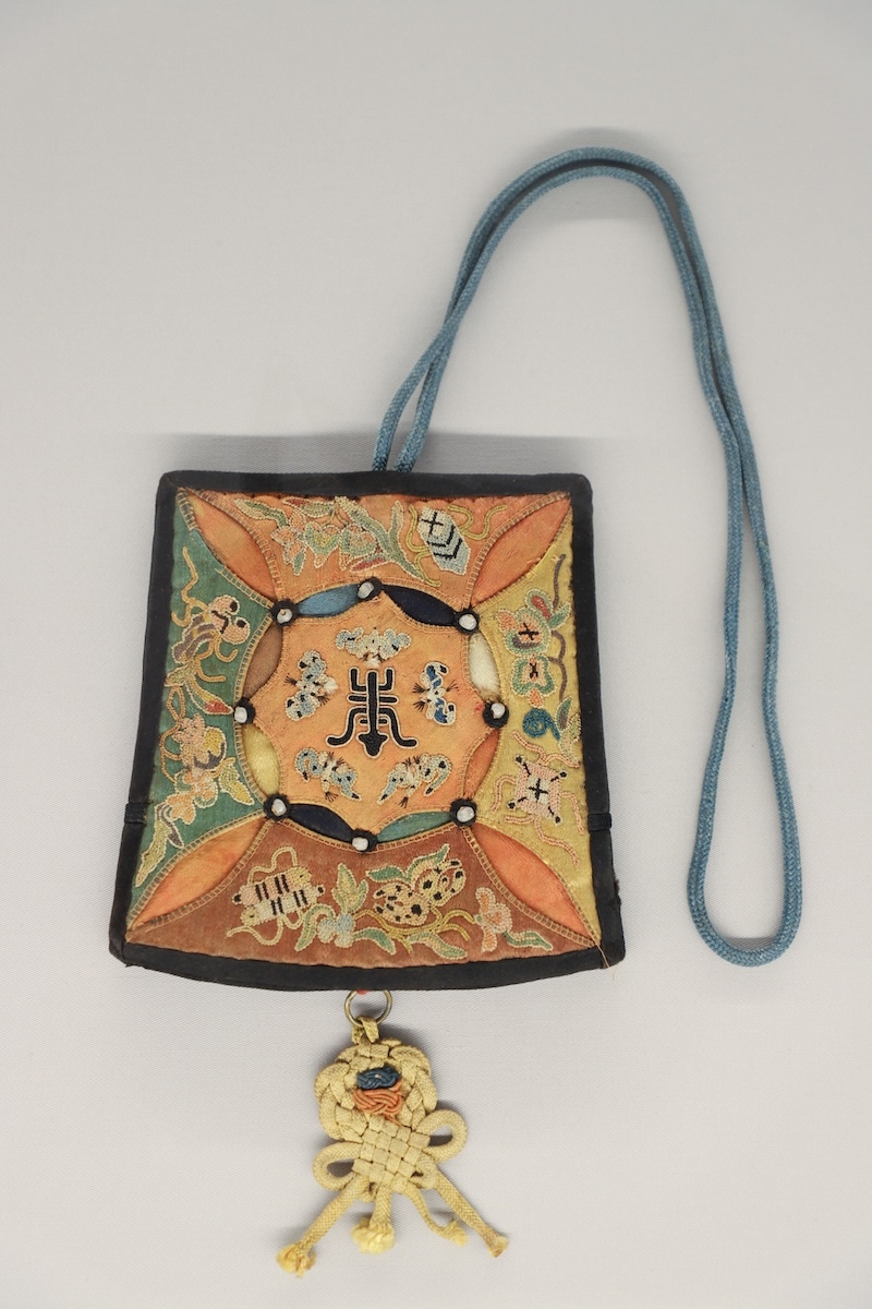 百衲拼绣钉珠“五福捧寿”双面方荷包,时代:清晚期,地域、流派:北京