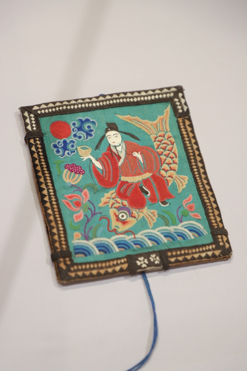绿缎地打籽绣《仙人乘鲤》双面荷包,时代:清晚期至民国,地域、流派:大江南