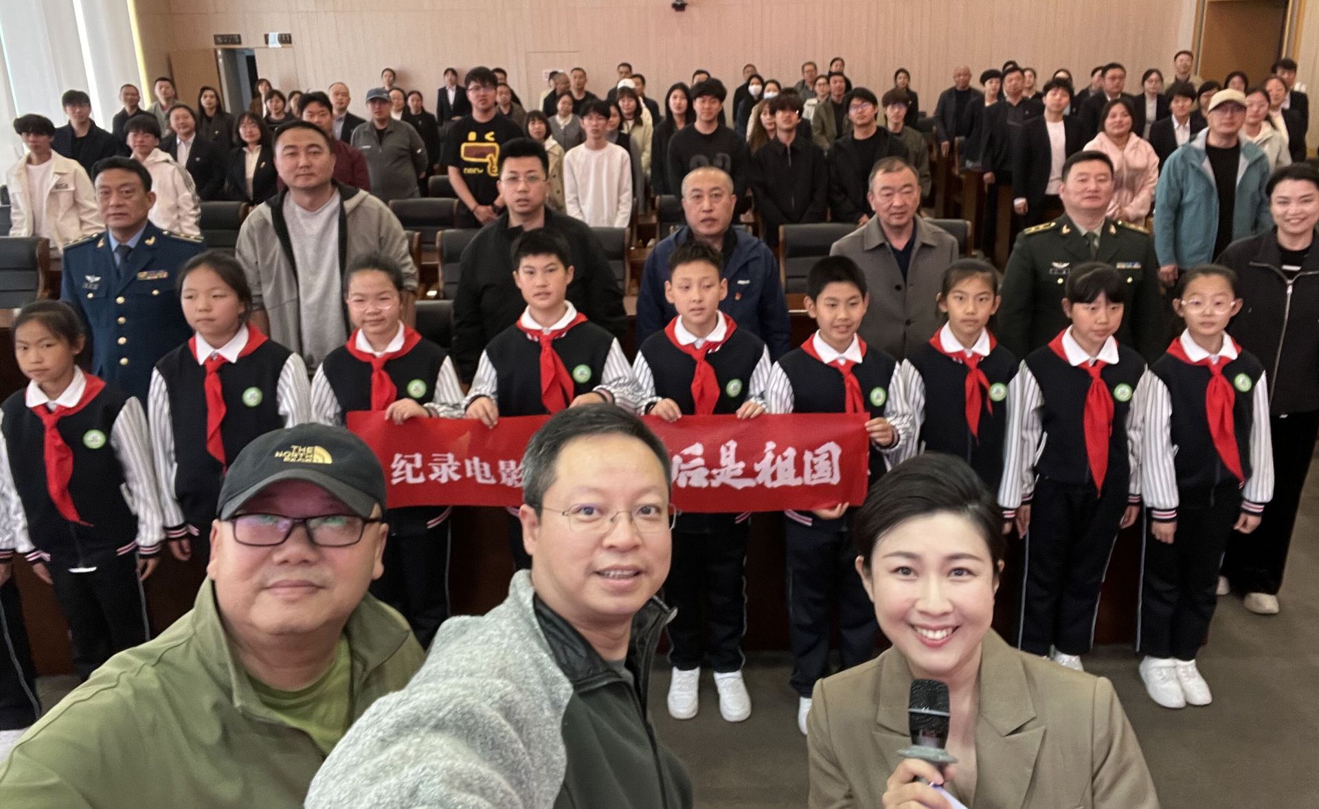 丹东抗美援朝纪念馆观影活动集体合影