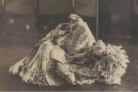 京剧大师梅兰芳在《贵妃醉酒》中的“卧鱼”表演