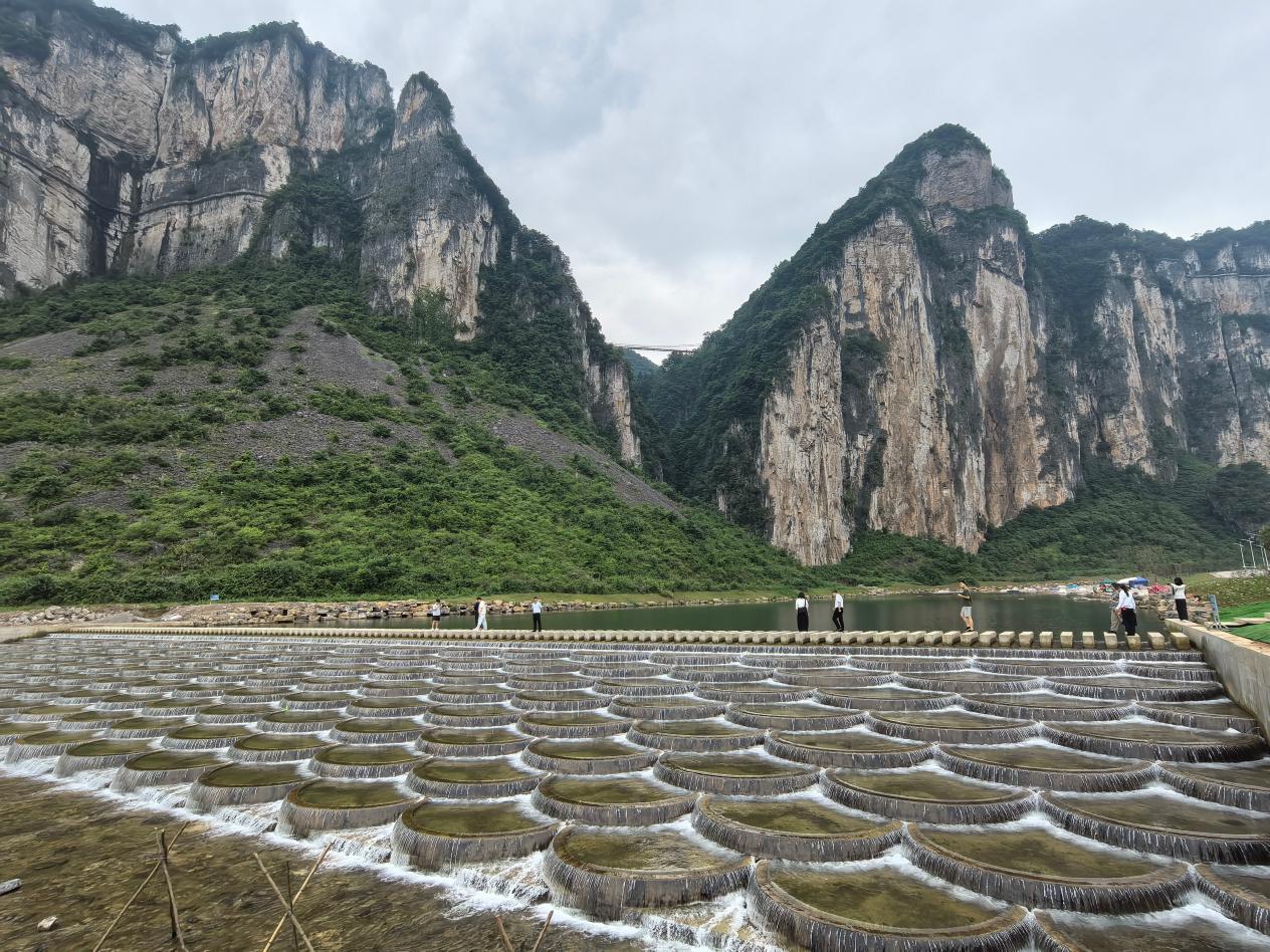 调研组实地踏勘娄底涟源湄江风景区鱼鳞坝(李俊杰/摄)