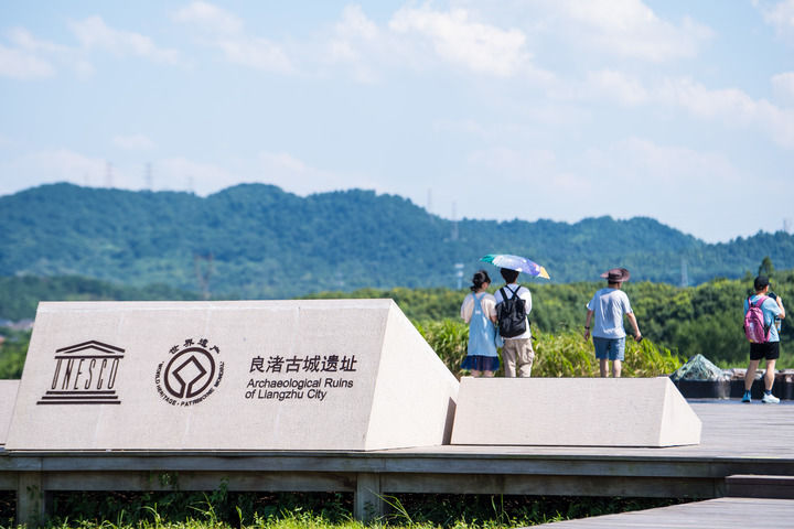 游客在位于浙江省杭州市的良渚古城遗址公园莫角山宫殿遗址参观(2024年7月4日摄)。