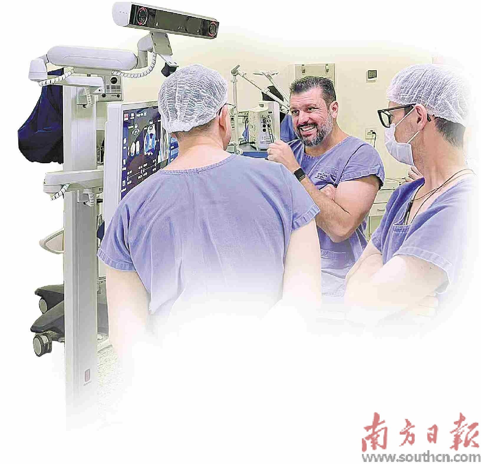 元化智能研发的锟铻机器人走进巴西手术室。