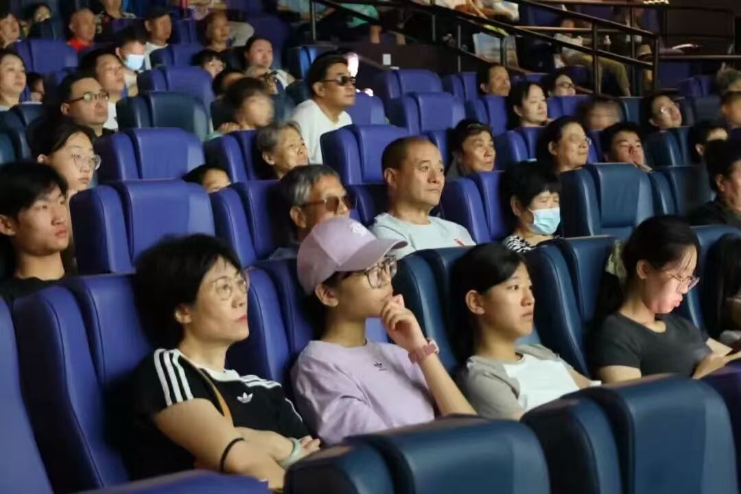 观众观影