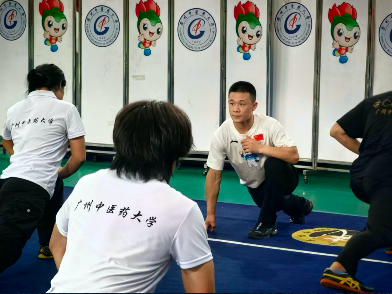 高晓彬为学生们示范基本动作。