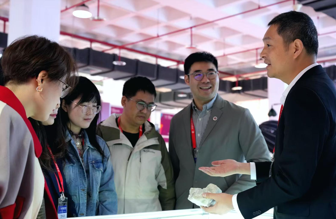 图为珠宝国检开展“玉鉴——探寻和田玉矿区的奥秘”系列科普活动。