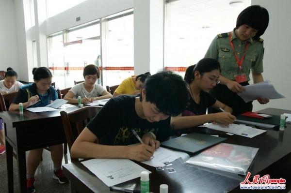 9月,开学季。 当一张张稚气的脸庞,怀着激情与梦想走进大学校园时,与他们一样,另一群女孩却以同样的心情走进了全省女兵面试体检站,不同的只是应征女孩们多了一份神秘与荣光。 当许多手捧各种证书,忐忑不安地来回于大小职介,为一份安适的薪职而惶恐奔走时,另一群女孩也正在翘首期盼,而与寻找职位的同龄人不同的是,她们等待的不是优厚的薪资和舒适的岗位,而是一个去军营体验苦中有乐的机会。 这个开学季,也是从戎季。今年因征兵时间调整,学生毕业时间与征兵时间有机衔接,为原本就较热的女兵报名再添热度,广大优