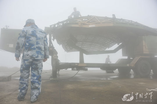 组图:记者亲历雾山雷达兵生活 狂雷台风天气战