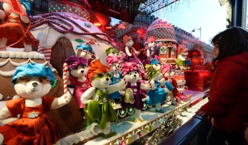 百货橱窗迎圣诞:哥特风与<em>红男绿女</em>走俏(组图)_